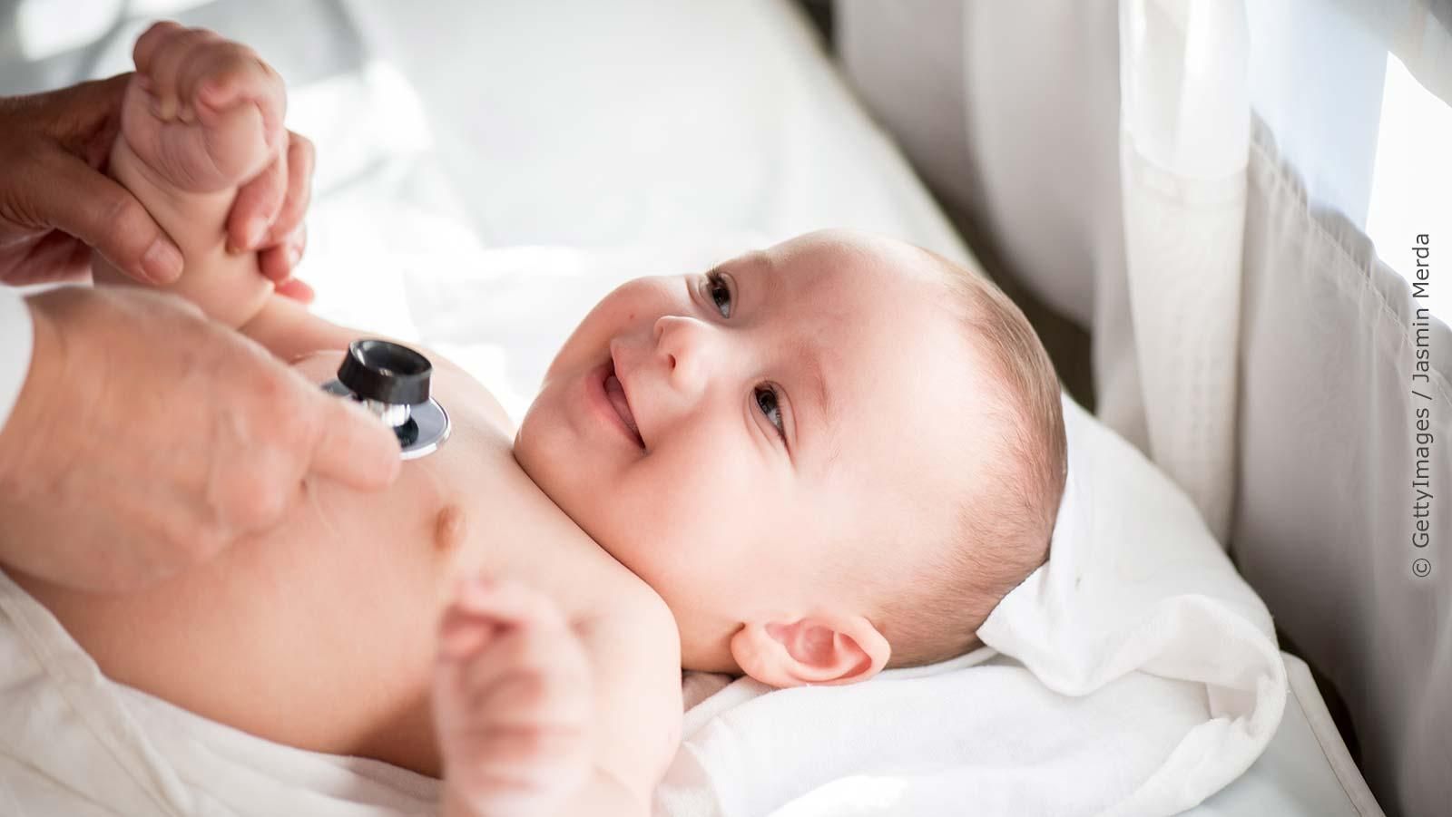 Baby beim Kinderarzt