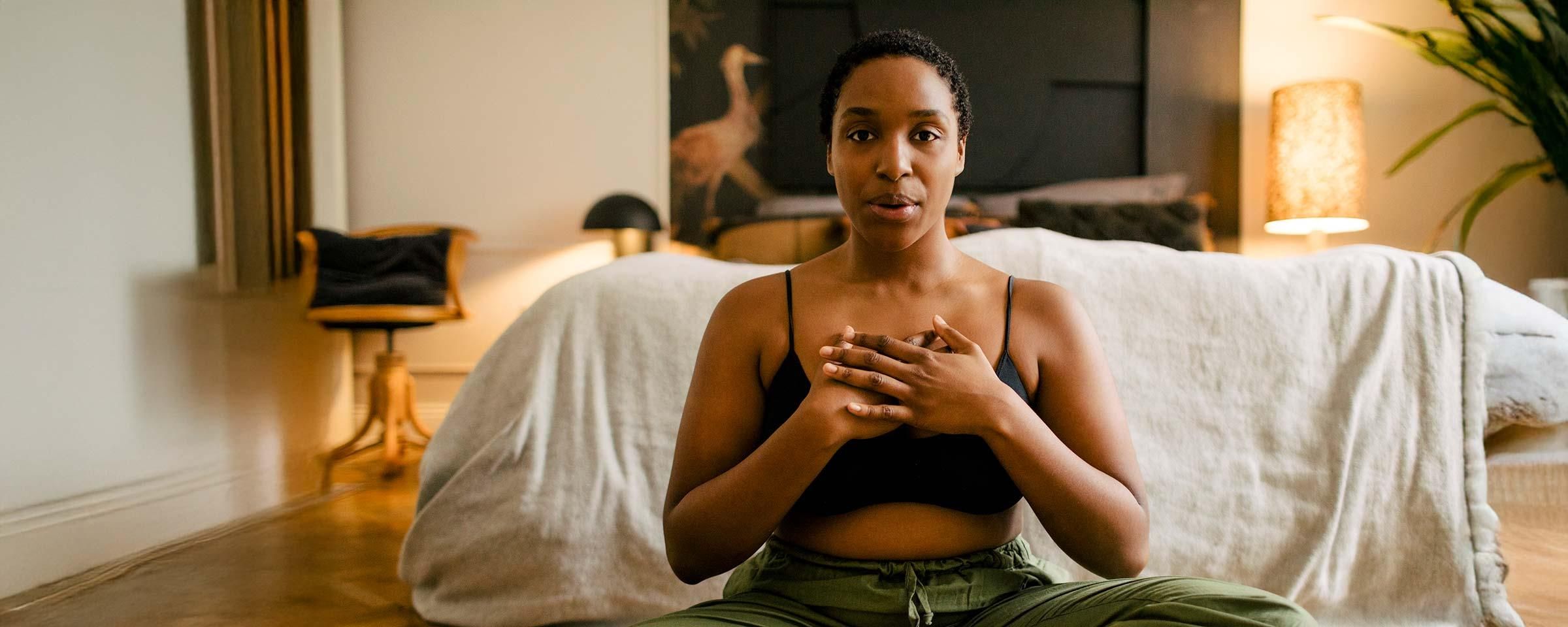 COPD und Asthma - was ist, wenn das Atmen nicht mehr normal möglich ist? Eine Frau macht Atemübungen.