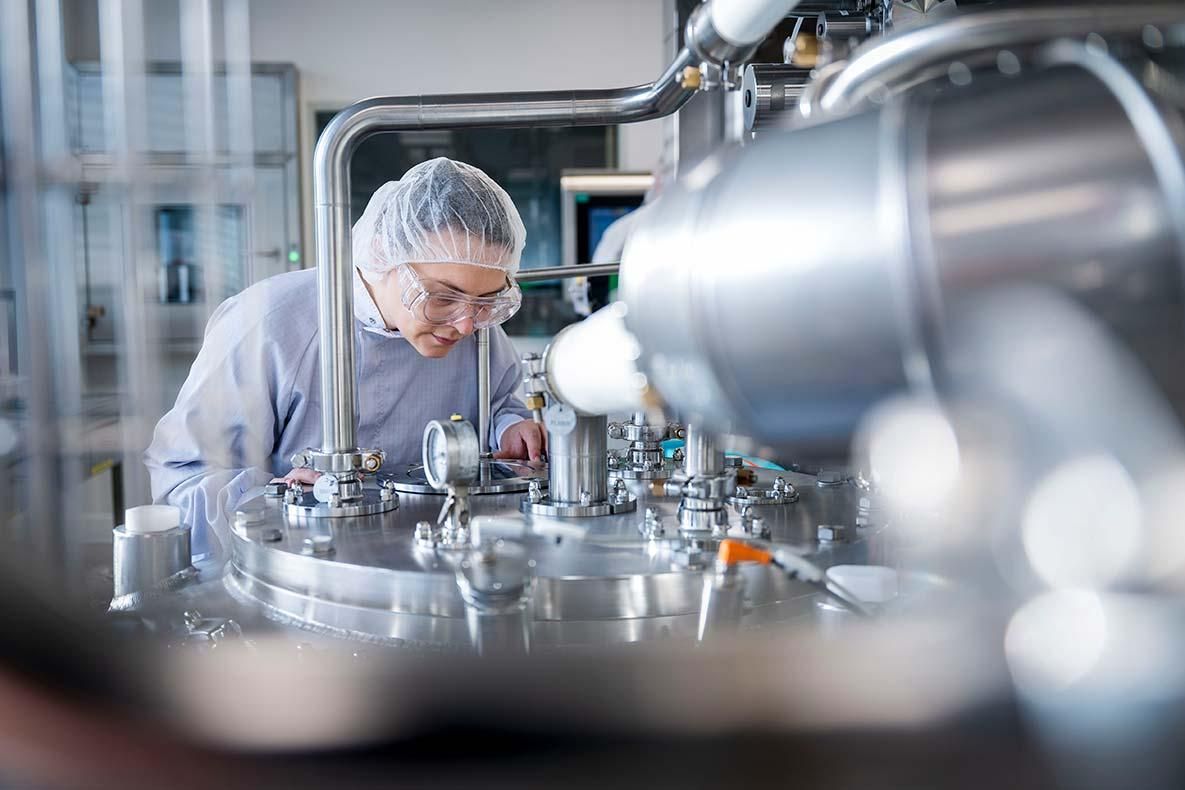 Produziert werden diese Wirkstoffe biotechnologisch durch bestimmte Hefen- und Bakterien-Stämme.