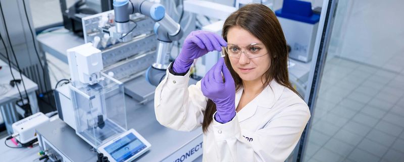 Elisabeth Speckmeier ist bei Sanofi in der Wirkstoffentwicklung tätig und leitet ein Labor, das auf automatisierte Chemie für sogenannte kleine Moleküle spezialisiert ist.