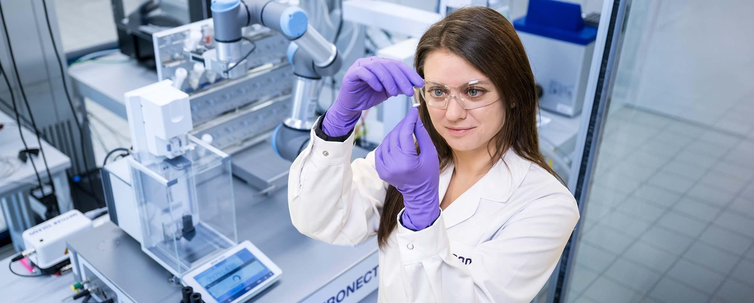 Elisabeth Speckmeier ist bei Sanofi in der Wirkstoffentwicklung tätig und leitet ein Labor, das auf automatisierte Chemie für sogenannte kleine Moleküle spezialisiert ist.