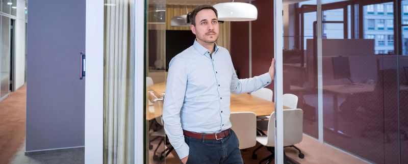 Michael Netter arbeitet an der Schnittstelle zwischen Forschung und Produktion, um sicherzustellen, dass vielversprechende Wirkstoffe den Weg in klinische Studien und letztlich zu den Patient*innen finden.