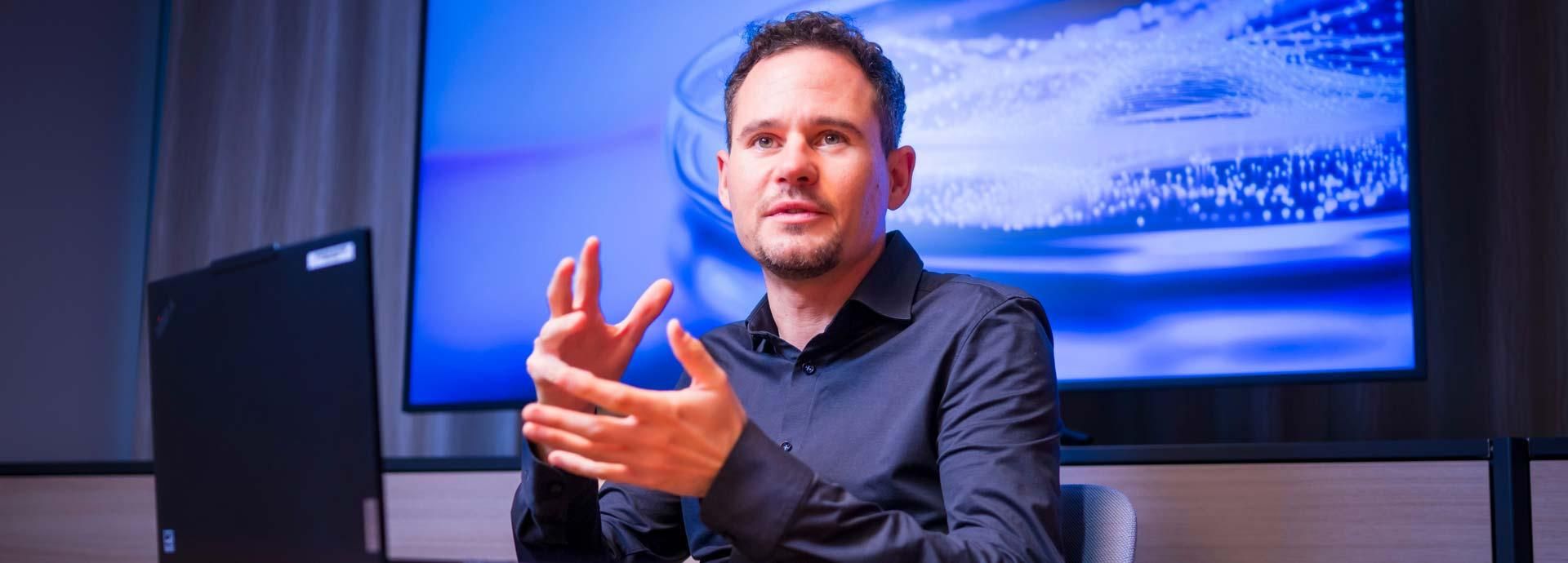 Jan Wenzel erklärt seine Arbeit