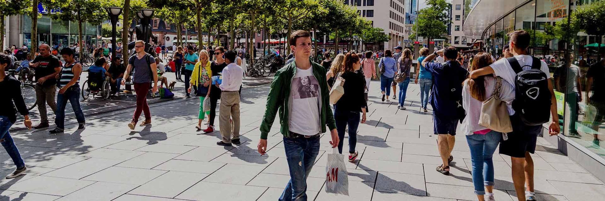 Blick in eine volle Einkaufsstraße mit vielen Menschen