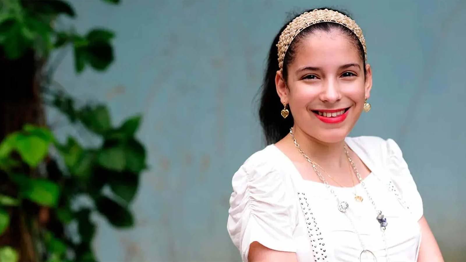 Junge Frau lächelt in die Kamera