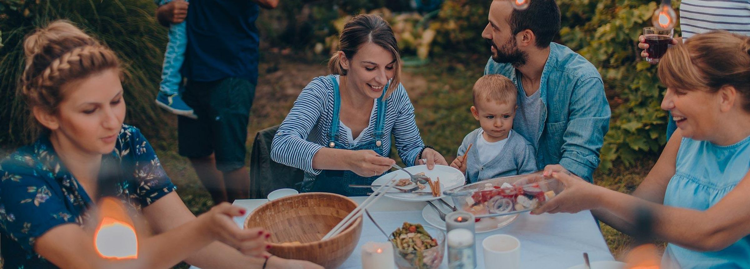 Eine Familie sitzt gemeinsam an einem Tisch und isst gemeinsam